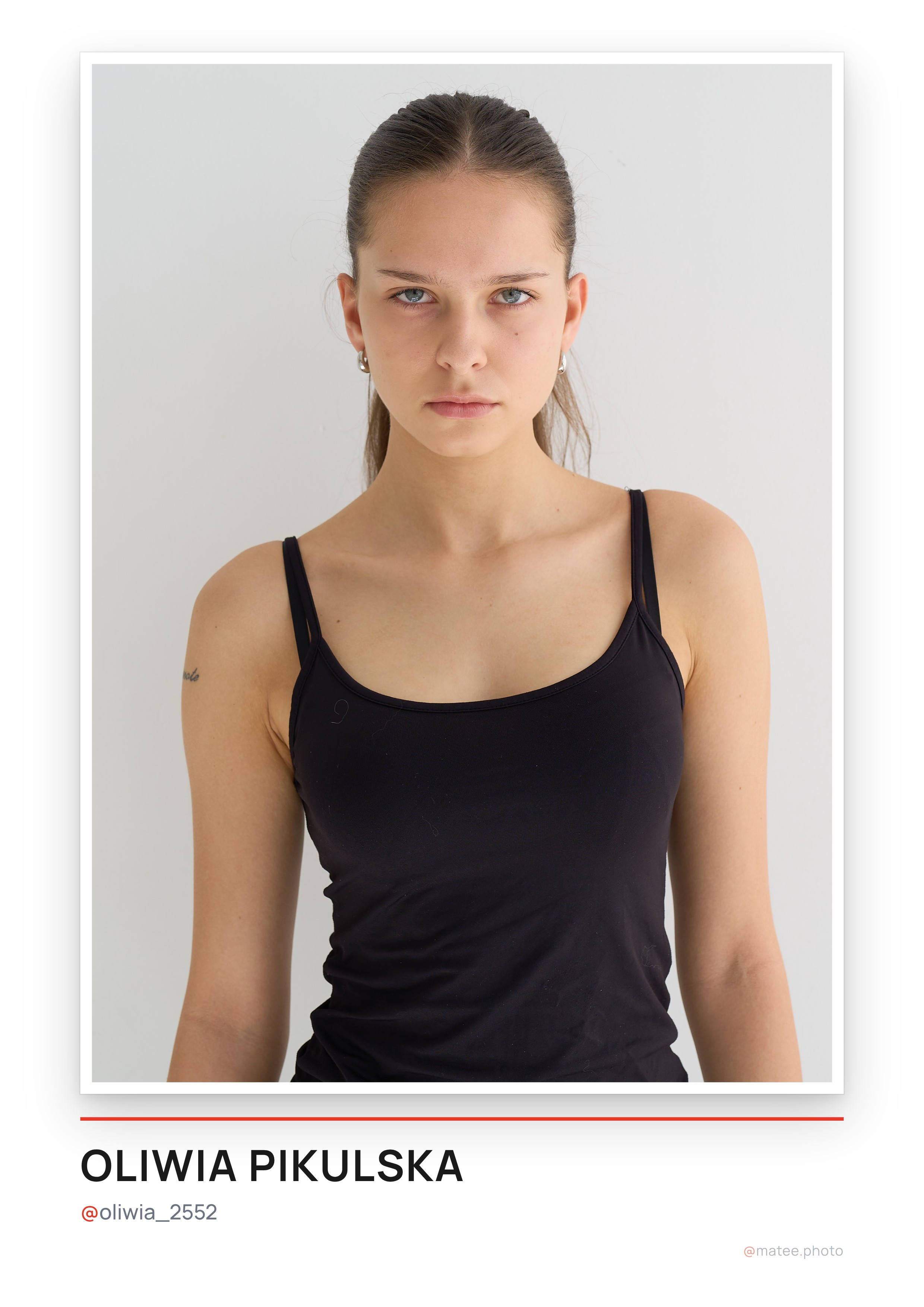 Przód klasycznego comp carda: portret modelki Oliwii Pikulskiej w czarnej koszulce na ramiączkach, pod spodem imię, nazwisko i handle na Instagramie