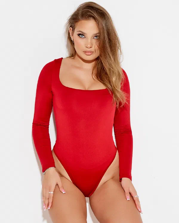 Białe tło, kobieta w czerwonym body z długim rękawem – matee.photo