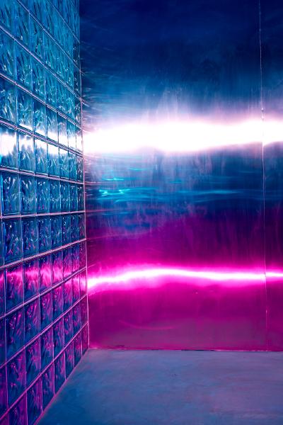 Ściana z luksferów i błyszcząca blacha w różowo-niebieskim świetle neonowym, puste wnętrze – matee.photo